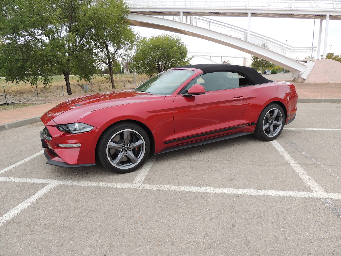 Los nueve colores exteriores incluyen los característicos Azul Grabber y Naranja Cyber, que contrastan con el techo negro que se pliega para transformar el perfil de coupé en un elegante descapotable en ocho segundos