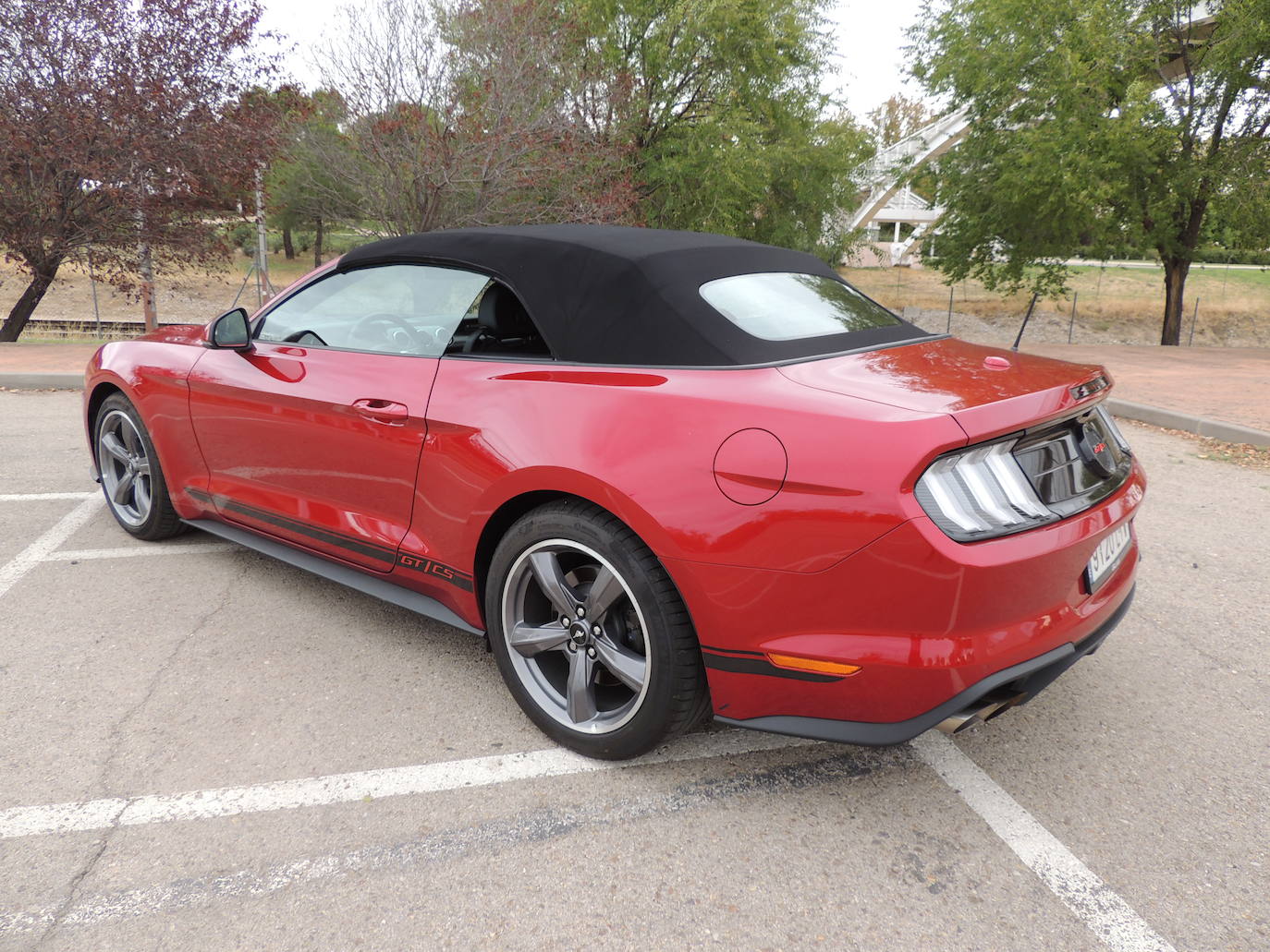 En la parte trasera, un tapón California Special se sitúa por encima de los cuatro tubos de escape