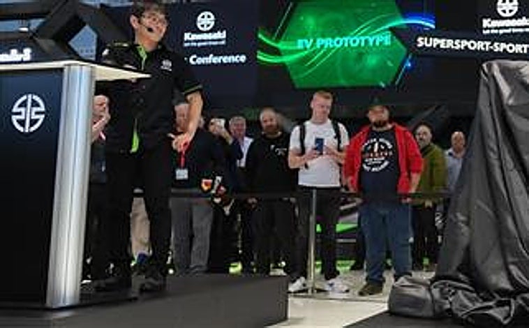 Imagen principal - Momento de desvelar el nuevo vehículo eléctrico