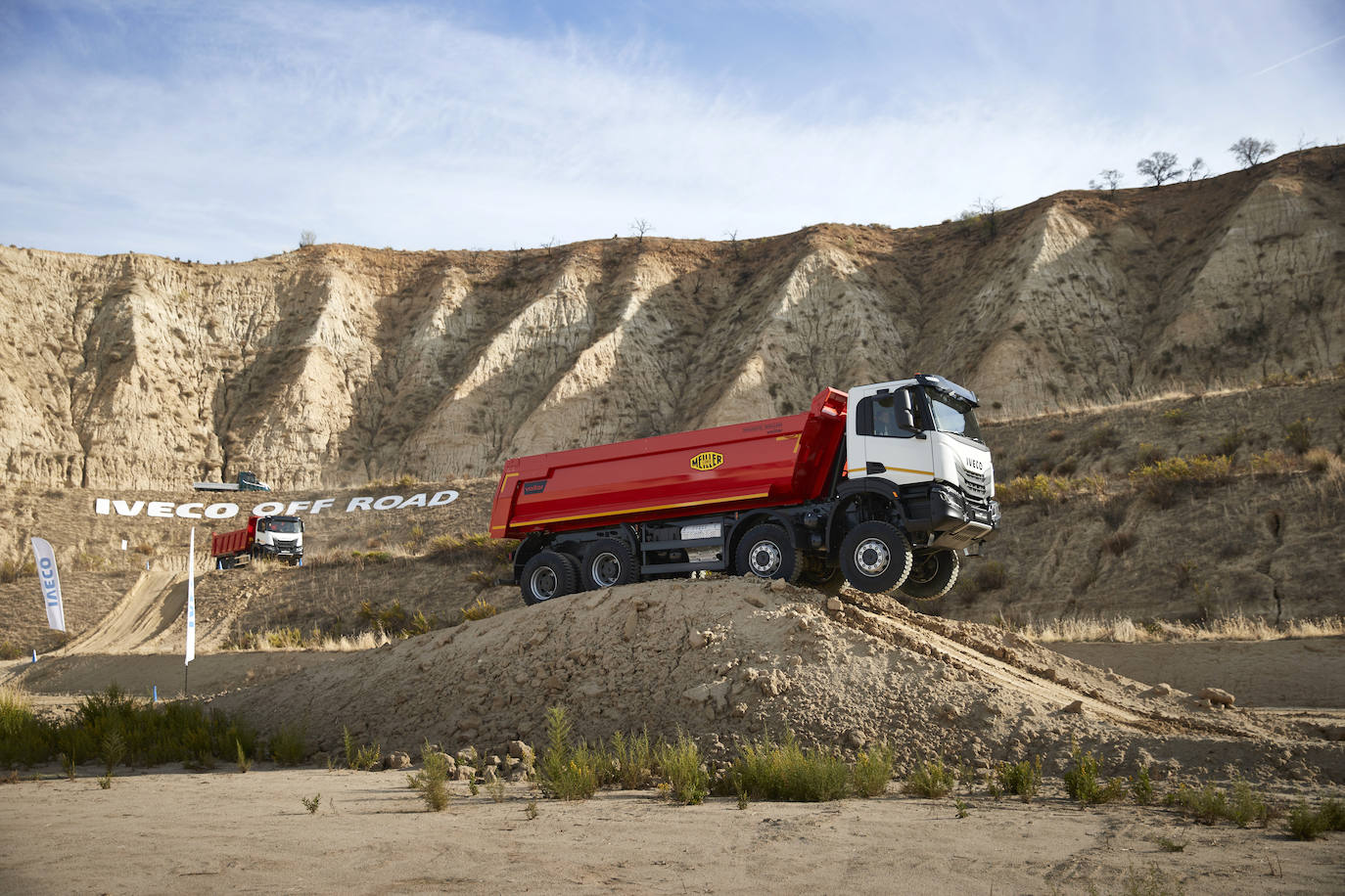 El IVECO T-WAY ha sido diseñado para ofrecer el mejor rendimiento de su clase en cada misión fuera de carretera. Con el potente y eficiente motor Cursor 13 (13 litros) de IVECO, que desarrolla 510 CV (10 CV más que el TRAKKER), ofrece toda la potencia necesaria para la tracción y toma de fuerza. Para configuraciones más ligeras, también está disponible con el motor Cursor 9.