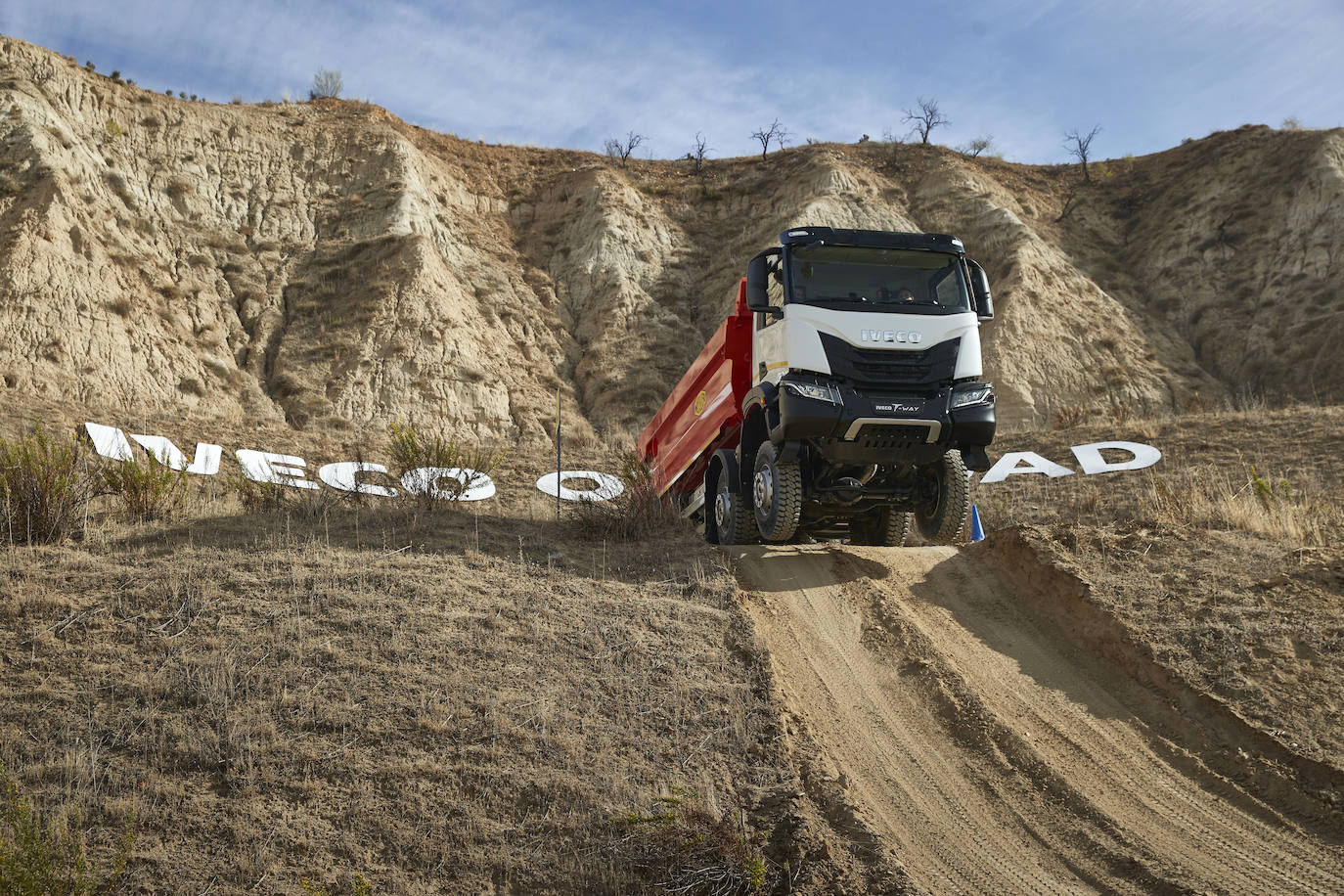 El IVECO T-WAY destaca por sus prestaciones todoterreno, robustez y rigidez a la torsión. Hereda de sus predecesores la legendaria robustez del chasis de acero de alta resistencia con un chasis de 10 mm de espesor, con un momento flector de 177 kNm, a la cabeza del segmento. El eje delantero tiene una capacidad máxima de hasta 9 toneladas.