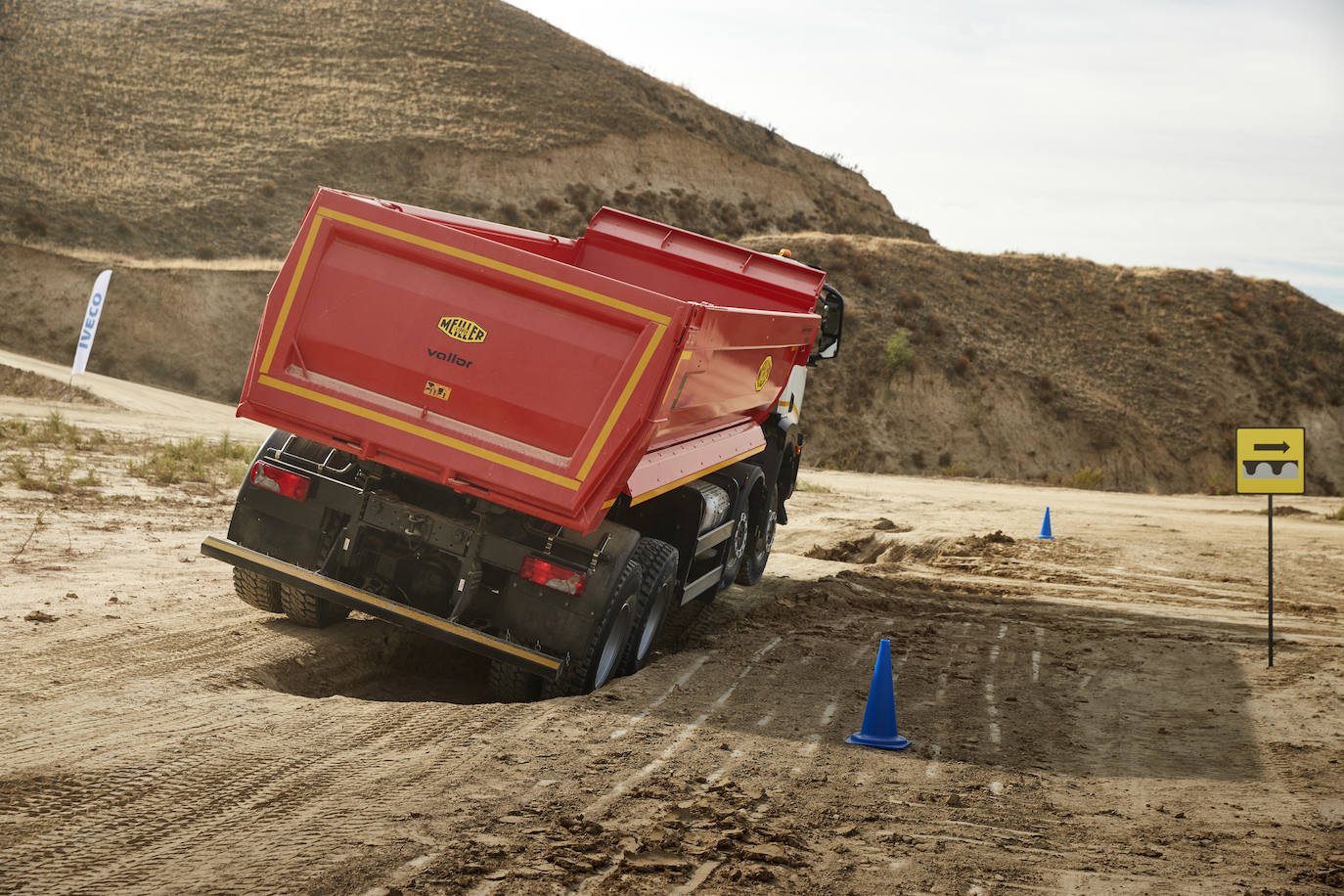 El IVECO X-WAY está diseñado para ser lo más ligero posible sin comprometer la capacidad todoterreno, porque el bajo peso en vacío se traduce en una gran carga útil para los clientes, especialmente cuando se trabaja en la carretera con límites de carga estándar. Con su enfoque orientado a cada misión, el sistema HI-TRACTION y sus características todoterreno, garantiza una alta productividad hasta el «último tramo» en las aplicaciones de construcción.