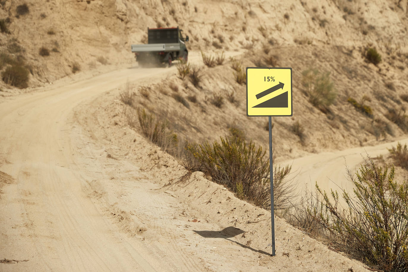 La IVECO Daily 4x4 es la versión todo terreno del buque insignia de la gama de vehículos industriales ligeros de IVECO. Está disponible con chasis de 5,5 o 7 toneladas y el potente motor de 3.0 litros con 132 kW (180 CV) y sus 430 Nm de par. Con la versatilidad y la robustez como principales características, el chasis de la Daily 4x4 ha sido expresamente diseñado con una capacidad máxima de carga de hasta 5.000 kg