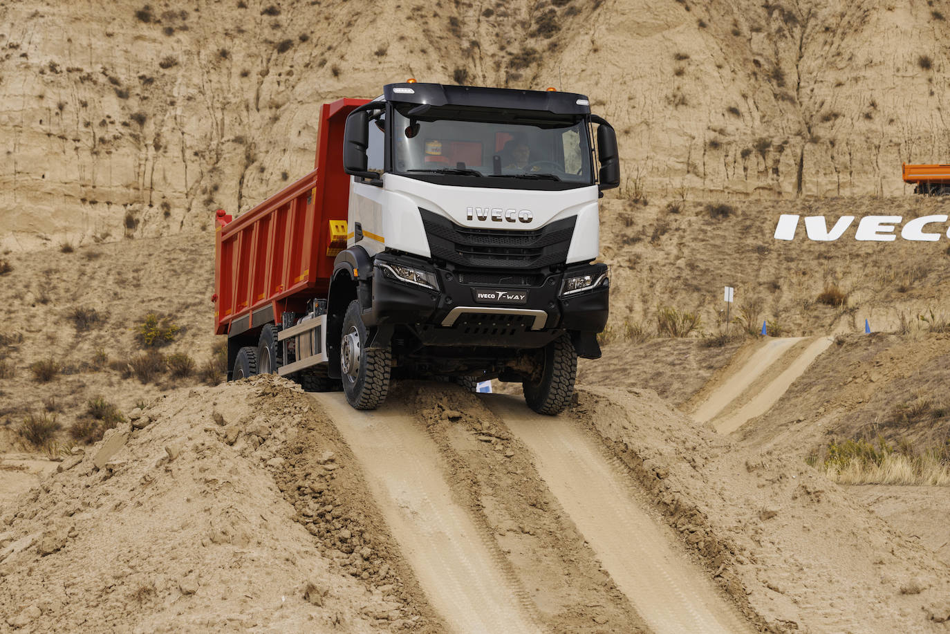 La versión 4x4 del Eurocargo ofrece soluciones específicas que protegen la estructura del vehículo, como el paragolpes en acero, peldaños de acceso retráctiles y una protección específica para el radiador. Además, cuenta con un gancho de remolque delantero y está disponible en versión con toma de fuerza (PTO). El cambio manual ZF de seis velocidades cuenta con el sistema servoshift, que facilita el engranaje de las marchas, incluso durante las tareas más exigentes.