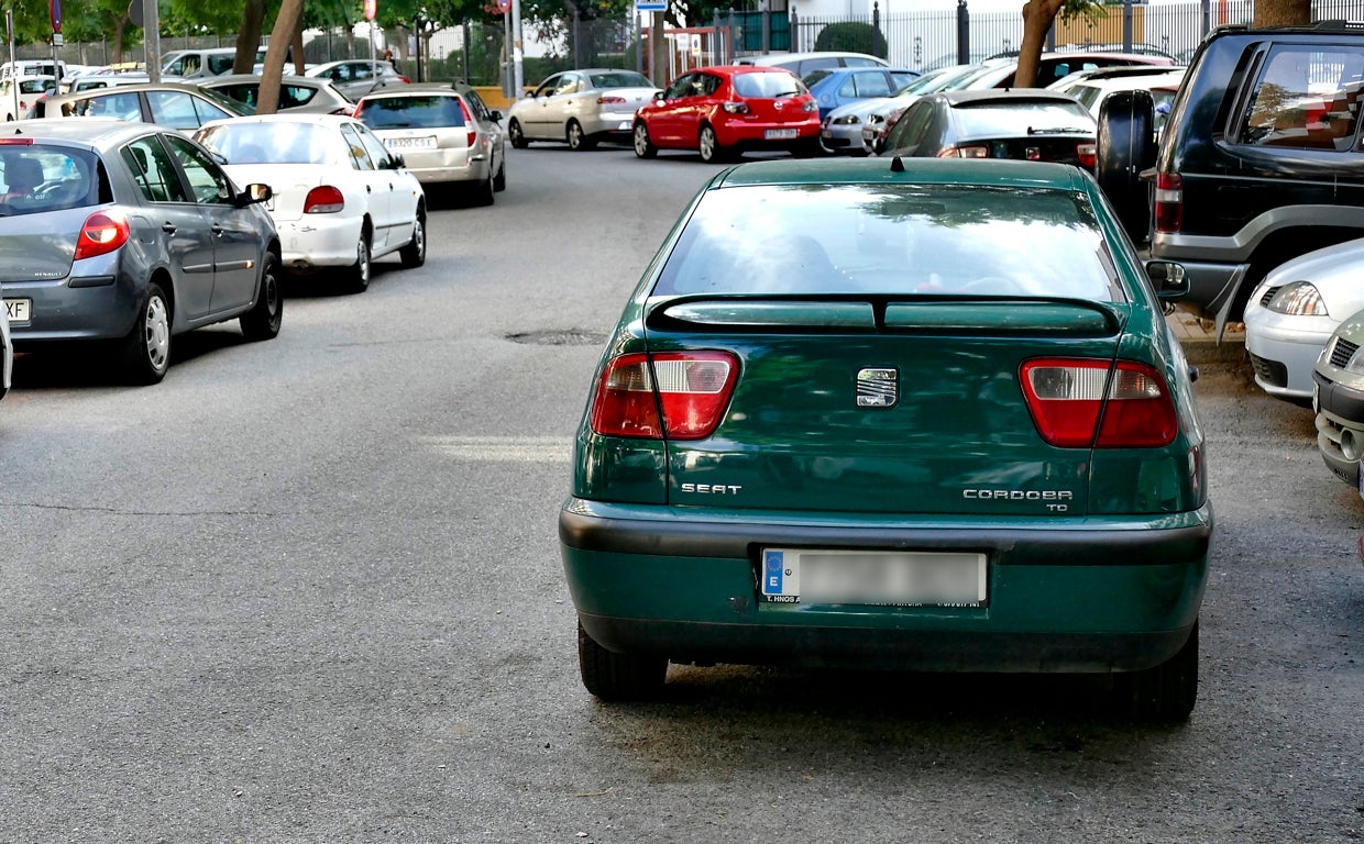 Un coche estacionado en doble fila