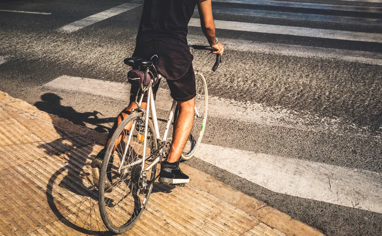 Sanciones de la DGT por no llevar casco en bici o patinete