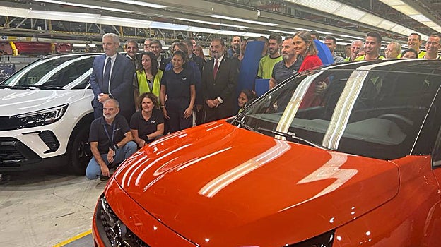 Trabajadores y directivos junto al Opel Corsa, fabricado en Zaragoza en exclusiva mundial