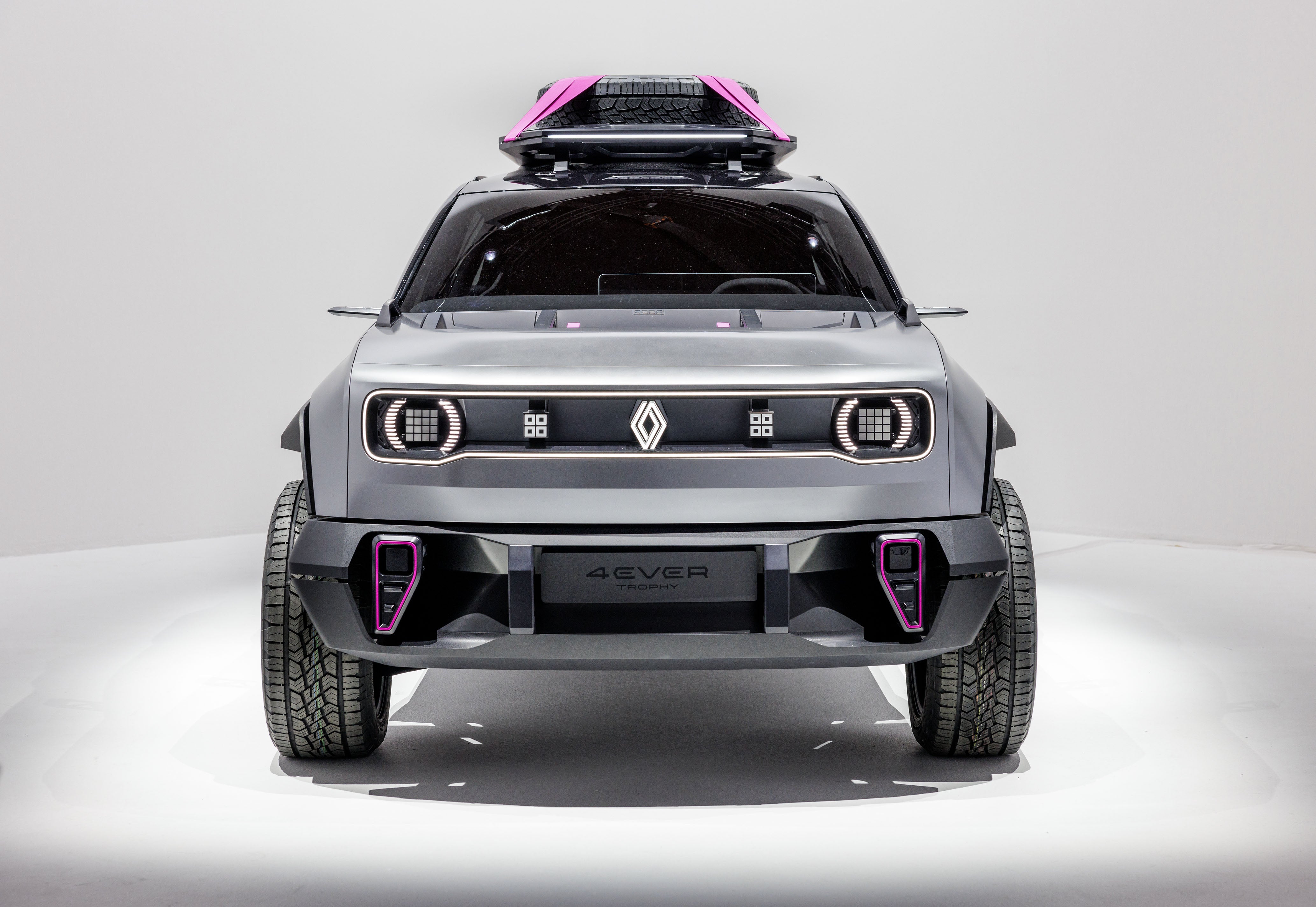 4EVER Trophy reinterpreta con modernidad la característica parrilla horizontal de Renault 4, con sus faros redondos dotados de tecnología LED. Este innovador estilo confiere al coche una fuerte identidad. Los faros traseros en forma de cápsula, aunque actualizados, también son muy reconocibles. Son otro de los puntos fuertes del histórico 4L.