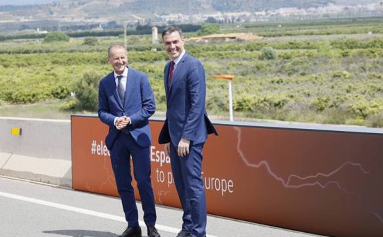 Herbert Diess (Volkswagen) junto al presidente Pedro Sánchez en los terrenos de la gigafactoría