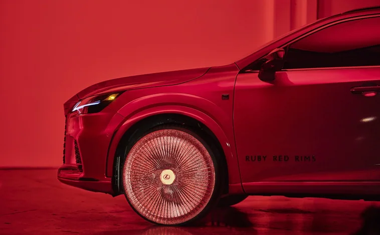 Lexus pone zapatos rojos al nuevo RX