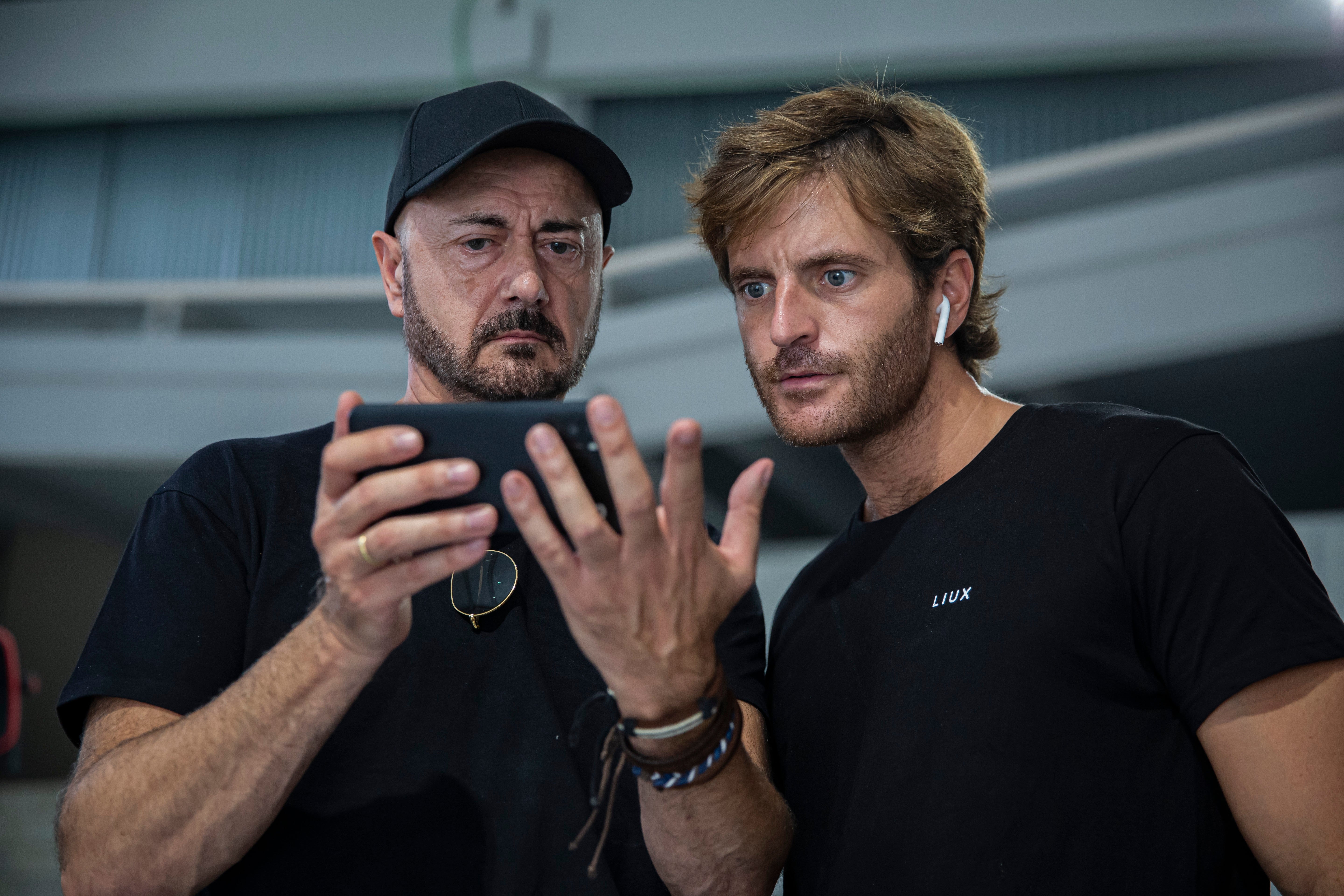 El diseñador Antonio Garrido muestra detalles del proyecto a Antonio Espinosa