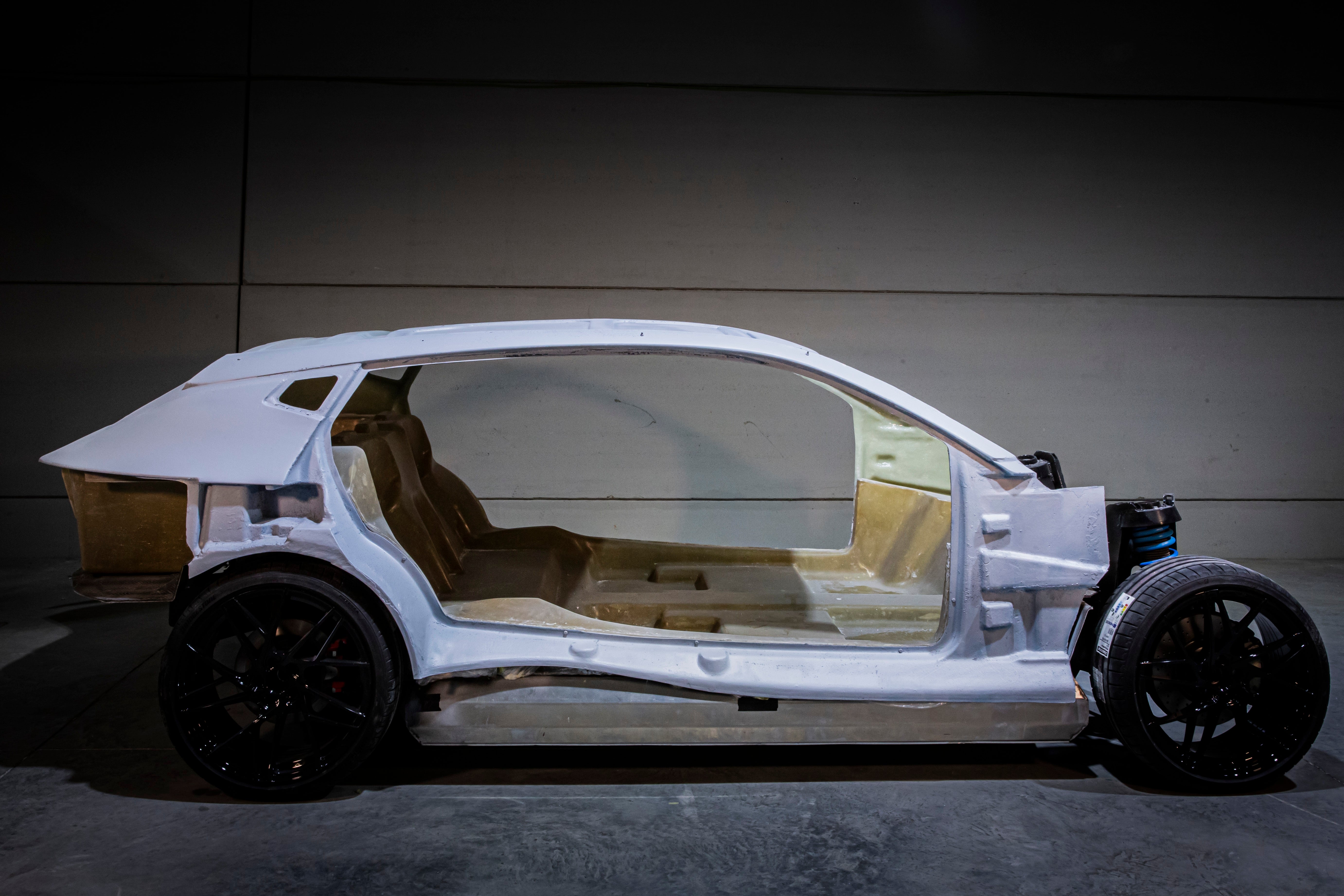 El primer prototipo ya está tomando forma con la carrocería construidas en fibra de lino