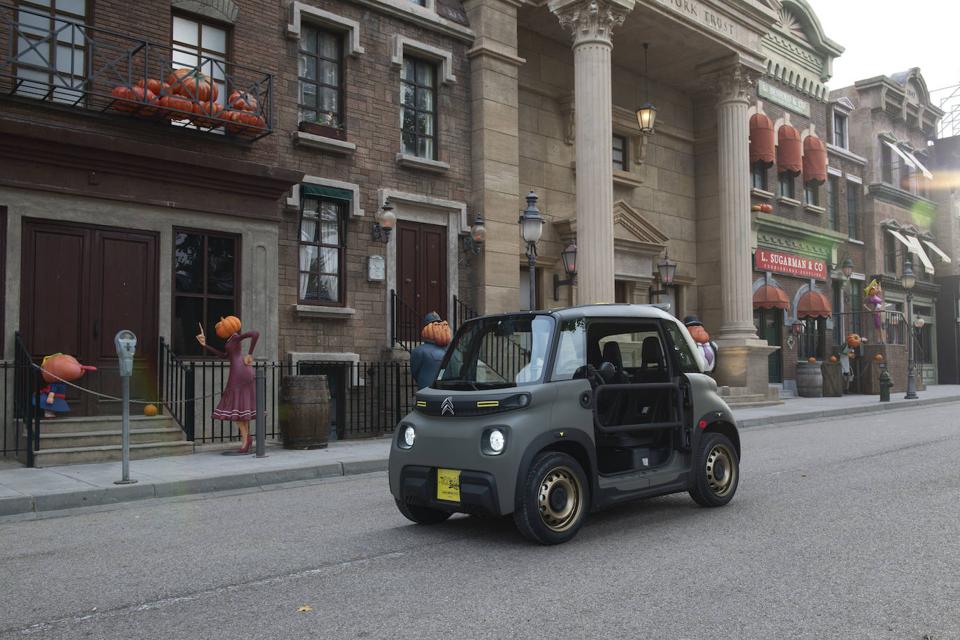 My Ami Buggy tiene el temperamento de un aventurero simpático e intrépido, con su color de carrocería caqui con detalles en un vibrante amarillo, y elementos de estilo que refuerzan su carácter, como sus ensanchados pasos de rueda, los paragolpes delantero y trasero y las llantas especiales en color dorado
