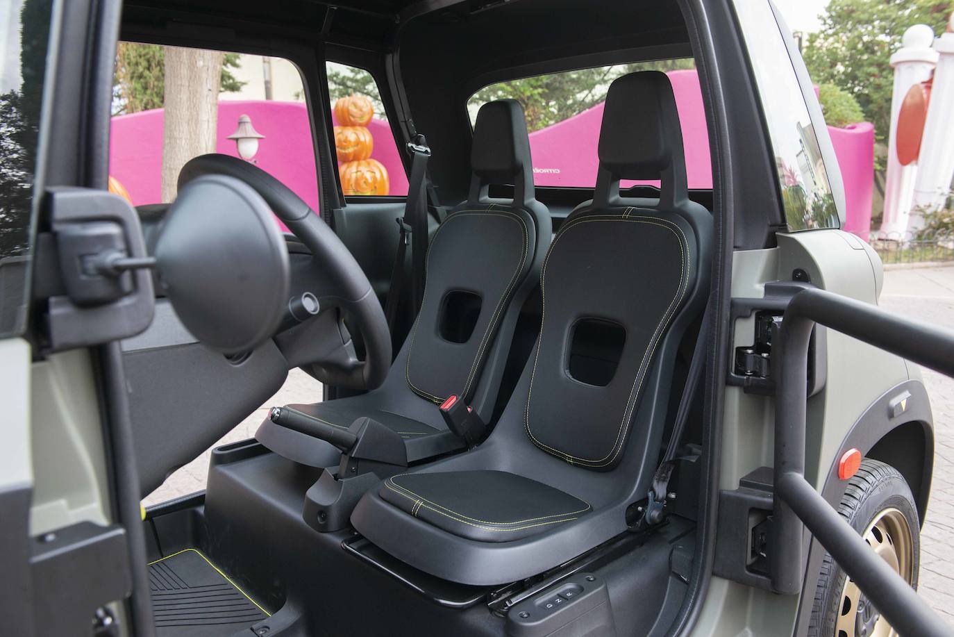 De las versiones Pop y Vibe adopta los refuerzos de los paragolpes delantero y trasero, la placa frontal y los protectores de los faros, los pasos de rueda y los faldones laterales, y el alerón trasero, que le otorgan un aspecto más musculoso