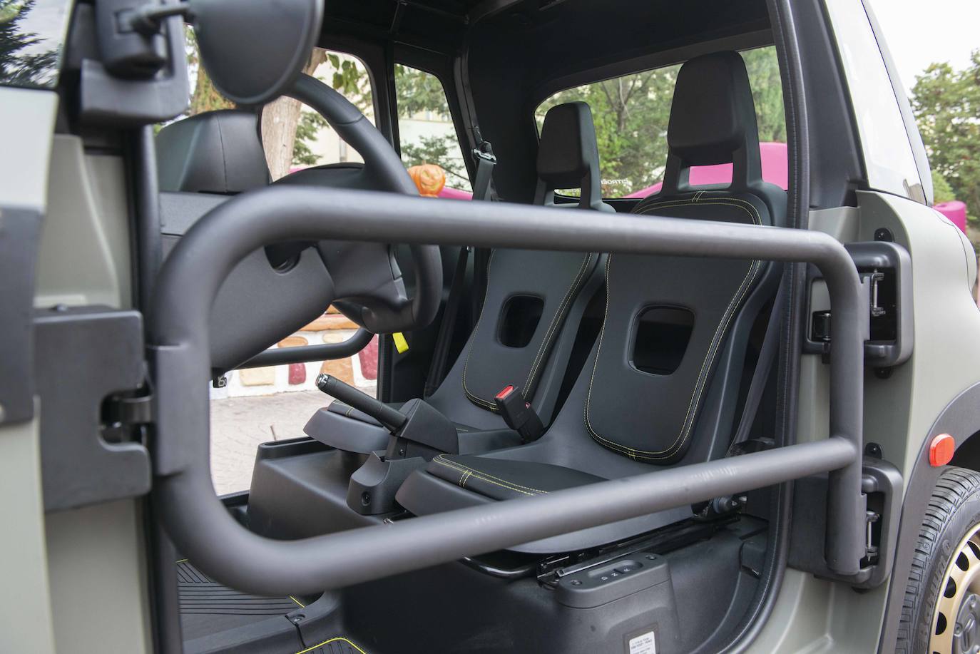 Otros detalles destacados son la ausencia de puertas y un techo que se puede abrir para fundirse con el entorno