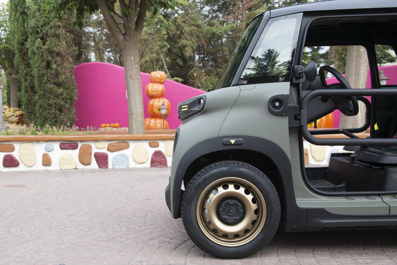 Destacan la practicidad de ciertos accesorios funcionales, como los tres compartimentos del salpicadero, el gancho para colgar bolsas y las cintas de apertura