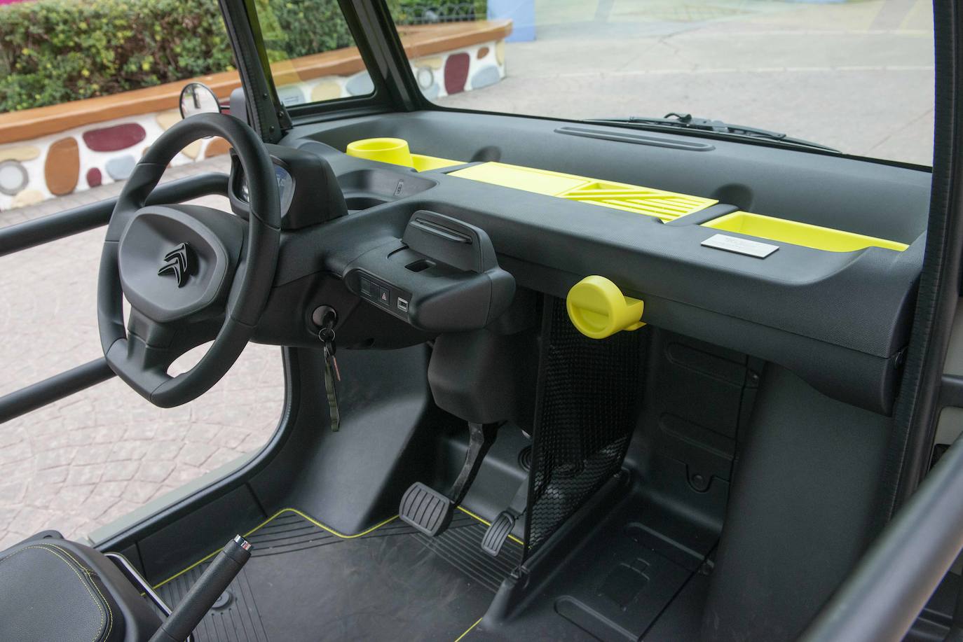 Las alfombrillas también presentan detalles amarillos en sus costuras y en el doble ribete