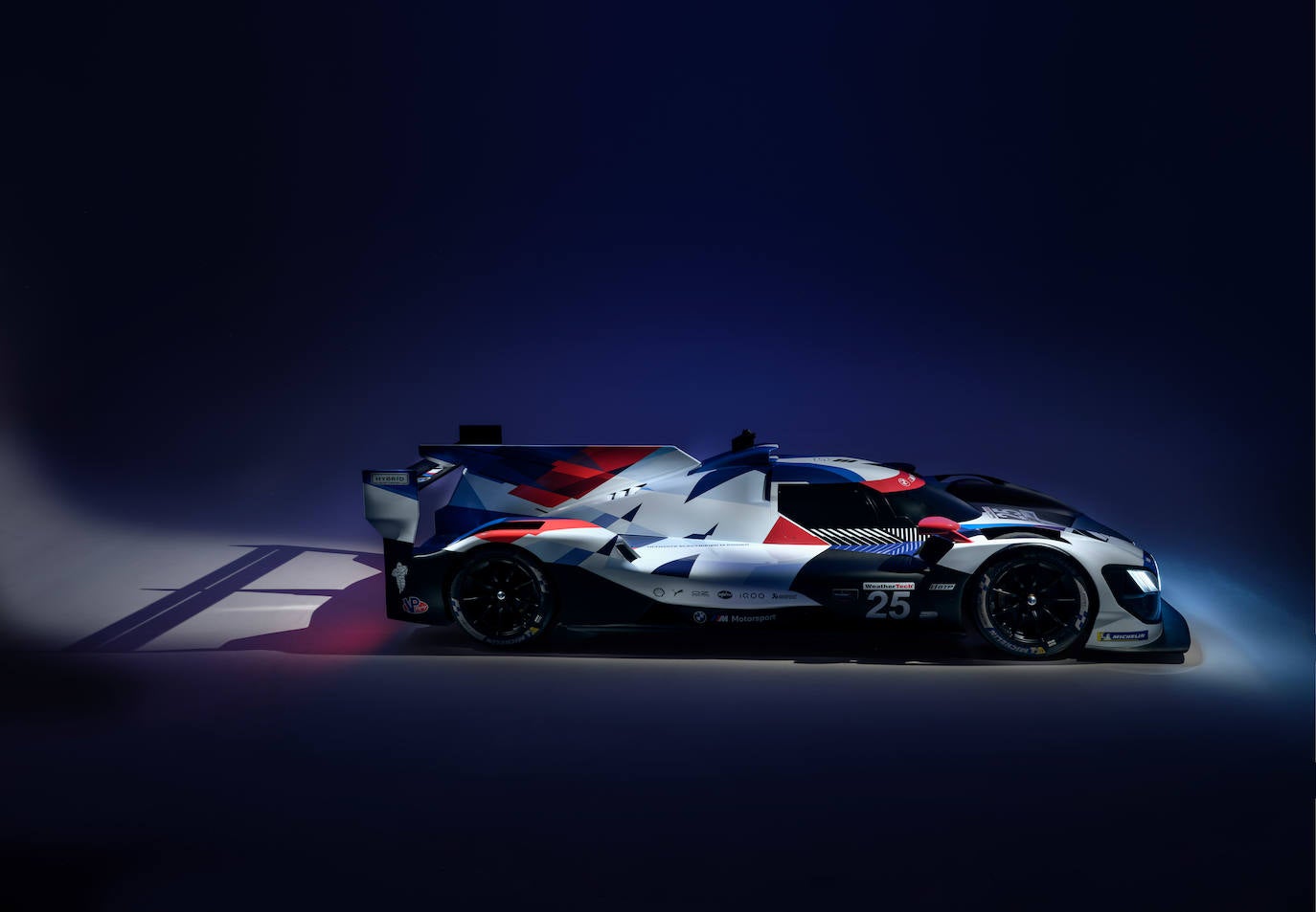 BMW M Motorsport se convertirá en el primer fabricante del mundo en poner a disposición de la comunidad de carreras en simulador de su nuevo automóvil LMDh, el BMW M Hybrid V8.