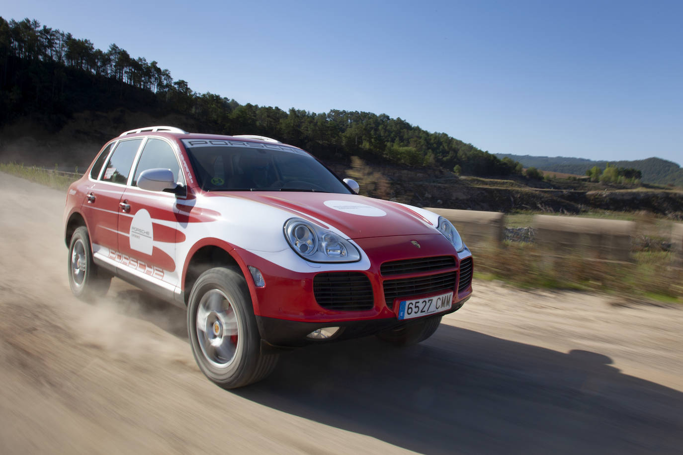 Para Porsche, crear un modelo como el Cayenne suponía entrar en un terreno inexplorado. En 1955 había presentado el 597 Jagdwagen, como respuesta a un concurso del Ejército alemán, pero se trataba de algo muy diferente, un sencillo todoterreno militar.