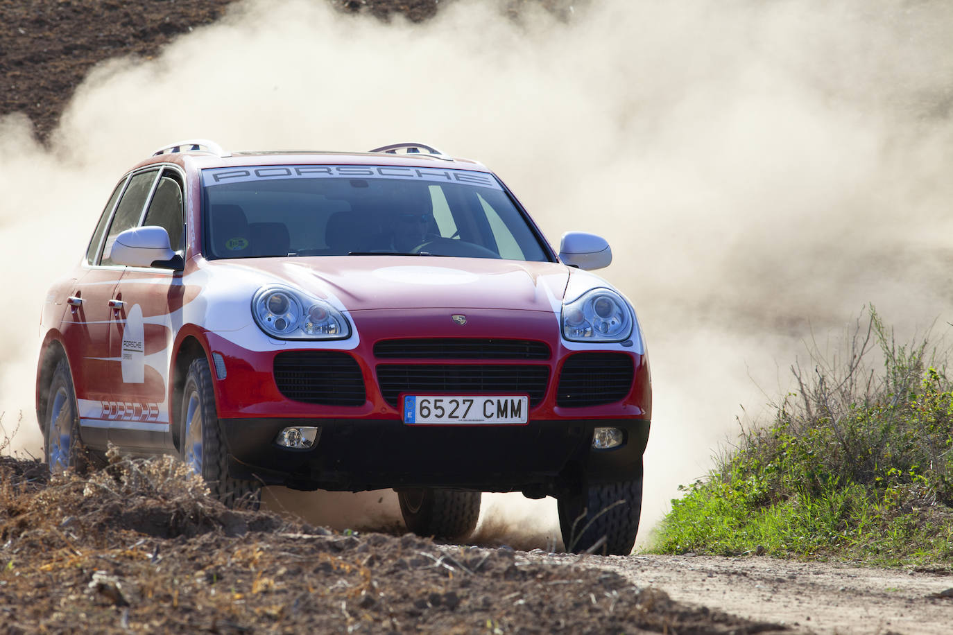 Que las marcas vinieran a desarrollar modelos a España resultaba relativamente normal en esa época. Uno de los lugares preferidos era Granada, porque en ningún otro punto de Europa hay una distancia tan corta entre el nivel del mar y un puerto de casi 3.000 metros de altitud. Además, la densidad del tráfico fuera de las rutas principales era entonces mucho menor que en otros lugares de Europa y la cantidad de horas de sol permiten aprovechar muy bien el tiempo.