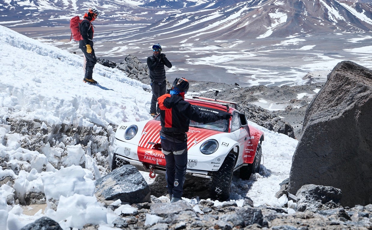 Un equipo liderado por el piloto de resistencia y aventurero Romain Dumas, se ha propuesto ver hasta dónde es capaz de llegar el 911