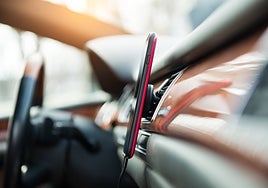 ¿Te pueden poner una multa por tener el móvil en un soporte en el parabrisas del coche?