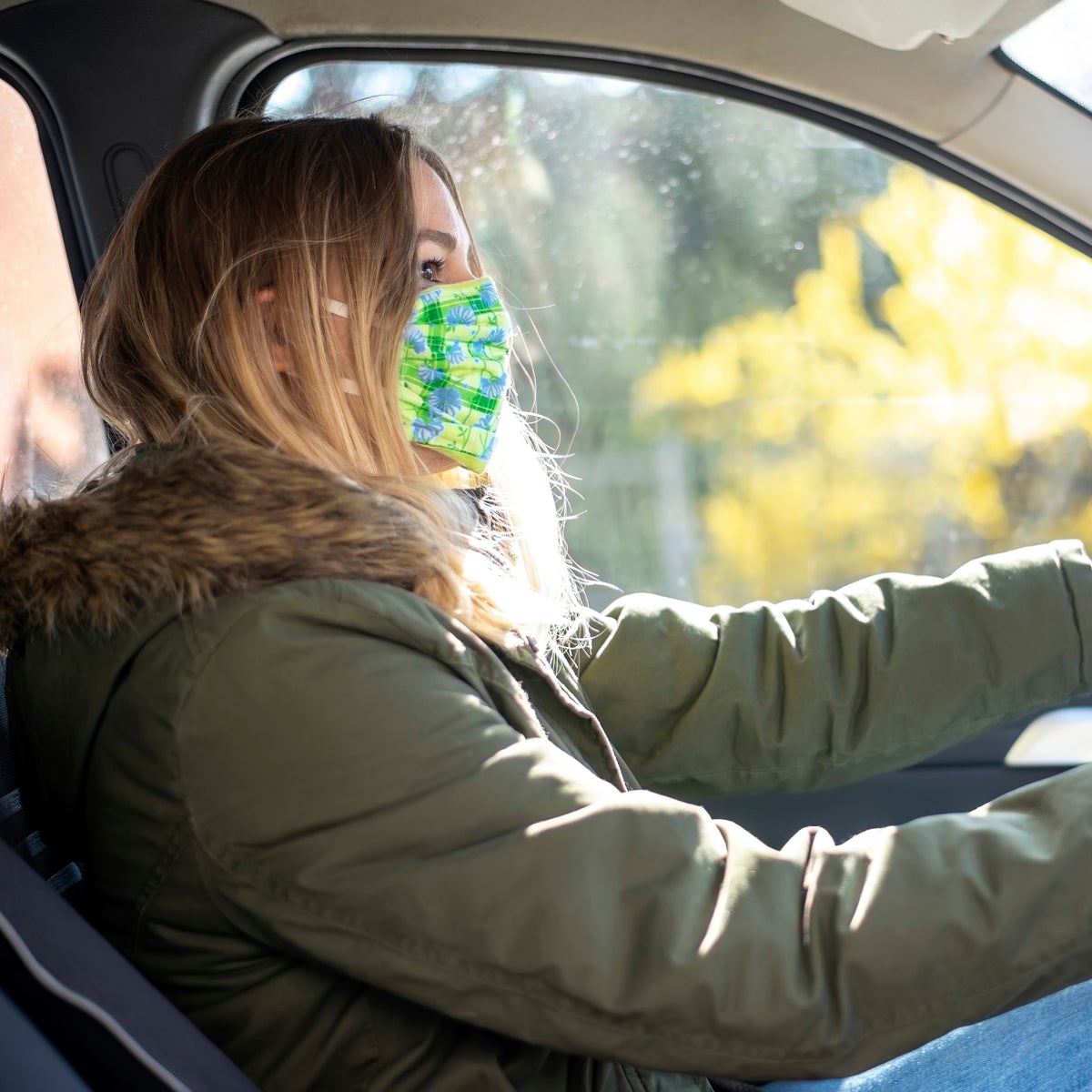El aviso de la DGT a los conductores que lleven abrigo al volante