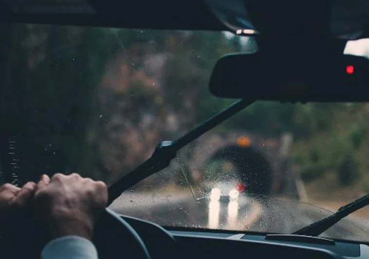 Cómo evitar sustos al conducir con lluvia y viento