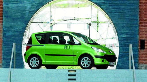 Aunque pueda parecer un tema de actualidad, Peugeot fue uno de los pioneros en vender sus modelos por internet. La marca del León permitió adquirir un centenar de 1007 a través de su web oficial en España. En realidad era más bien una reserva de un 1007 seminuevo revisado y con una garantía de 2 años. Una opción revolucionaria que llegaba de la mano de un vehículo también revolucionario, sobre todo en diseño. Y así se proclamó campeón en 2006, año en el que se inaugura la terminal T4 del aeropuerto de Baraja, y se confirma el primer caso de gripe aviar -enfermedad infecciosa de las aves- en España.