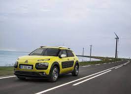 2015 - Citroën C4 Cactus Fabricado en la planta madrileña de Villaverde, para distribuirse por todo el mundo. Se trata de un coche original tanto en su diseño como en el concepto, llamando especialmente la atención elementos como los «airbumps», adosados a las puertas que se convierten en unos eficaces protectores de la carrocería ante pequeños golpes y rozaduras. Llamativo y lleno de soluciones prácticas, el modelo atrae las miradas a su paso. Lo más destacado de 2015 fue cuando el copiloto de un avión lo estrella con 150 personas y el «Dieselgate»: Escándalo de emisiones contaminantes de VW.