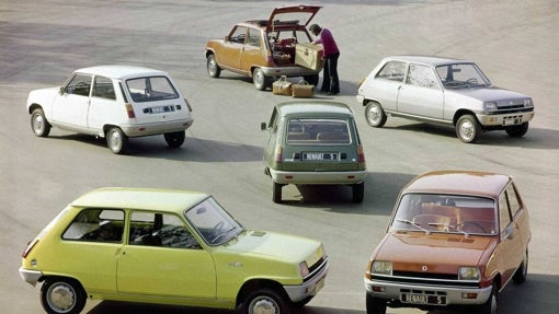 Renault 5 (1973). Cinco modelos compitieron en la primera edición: el Seat 127, el Dyane 6-Súper, el Austin Victoria, el Renault-5 y el Simca 1.200-S. Las puntuaciones fueron concedidas sobre cuatro elementos base: técnica, estética, performances y economía. El objetivo: «la elección de aquel coche que pueda ser considerado, a juicio de los críticos, como el mejor entre los aparecidos en los últimos doce meses», según recogía ABC el 16 de diciembre de 1972. El Renault 5 fue el primer vehículo que recibió el título y uno de los automóviles más importantes del último cuarto de siglo.