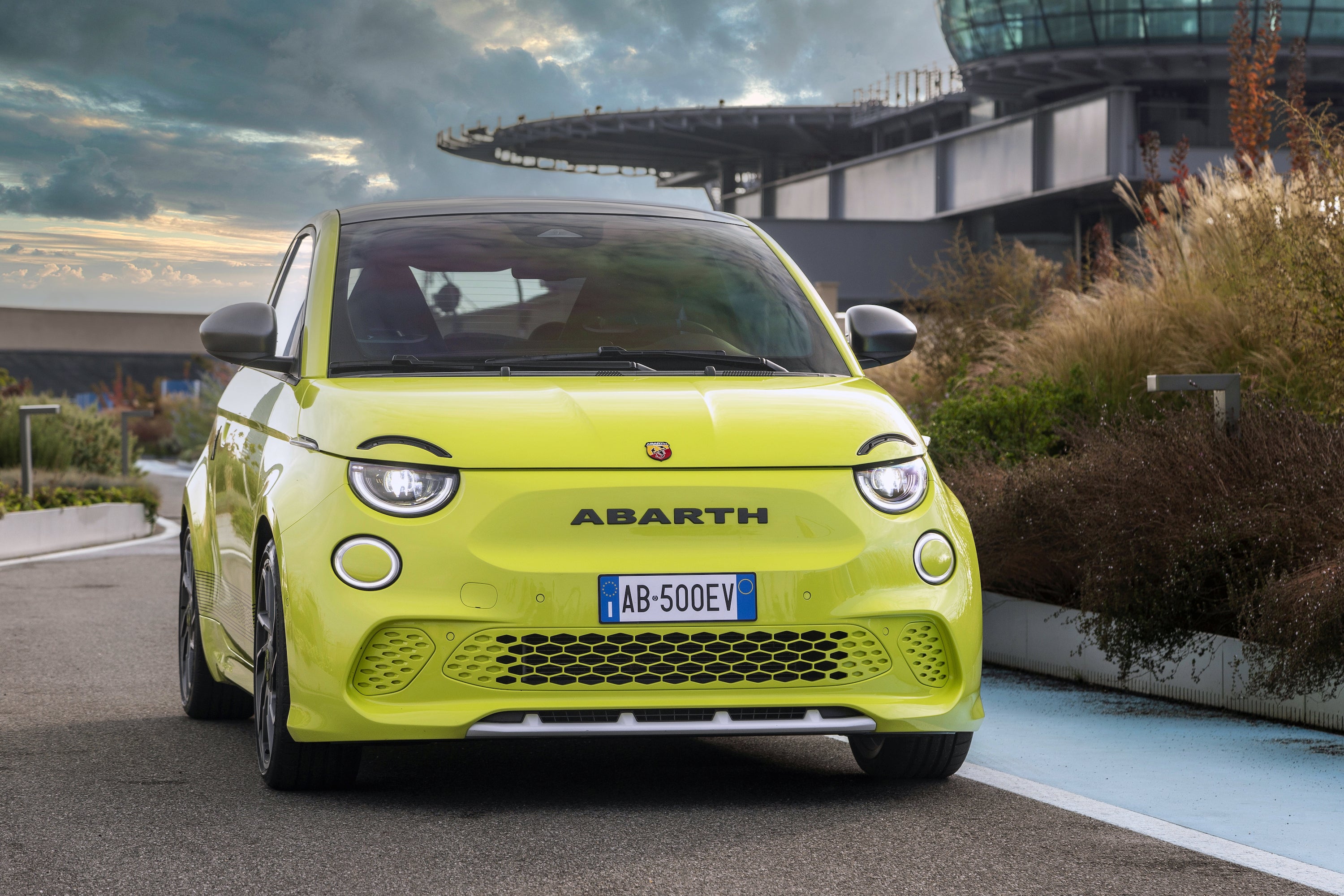 Por último, en carretera abierta, el nuevo Abarth 500e se comporta con mayor rapidez que la versión de gasolina, al alcanzar una velocidad de 100 km/h (a partir de 60 km/h) mientras que el equivalente de gasolina sigue marchando a 91 km/h, con una diferencia aproximada de un segundo.