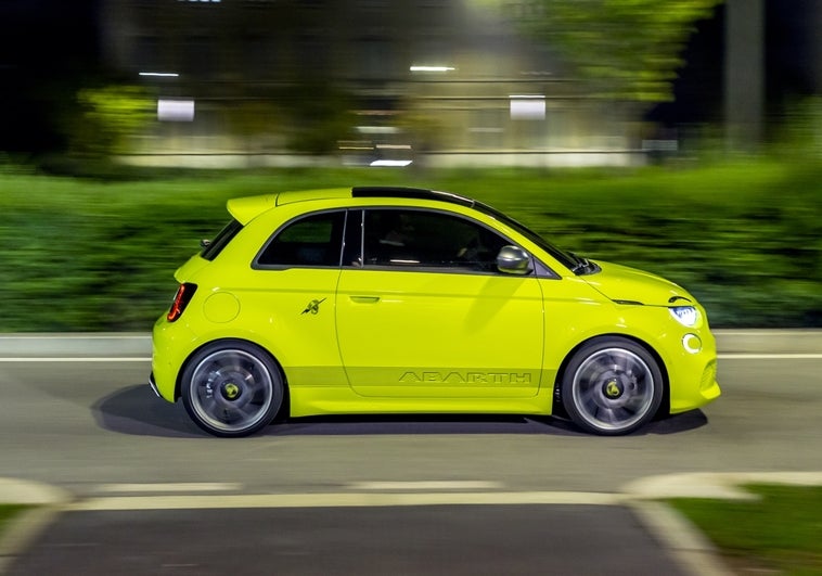 Abarth completa su gama con el flamante 500e completamente eléctrico