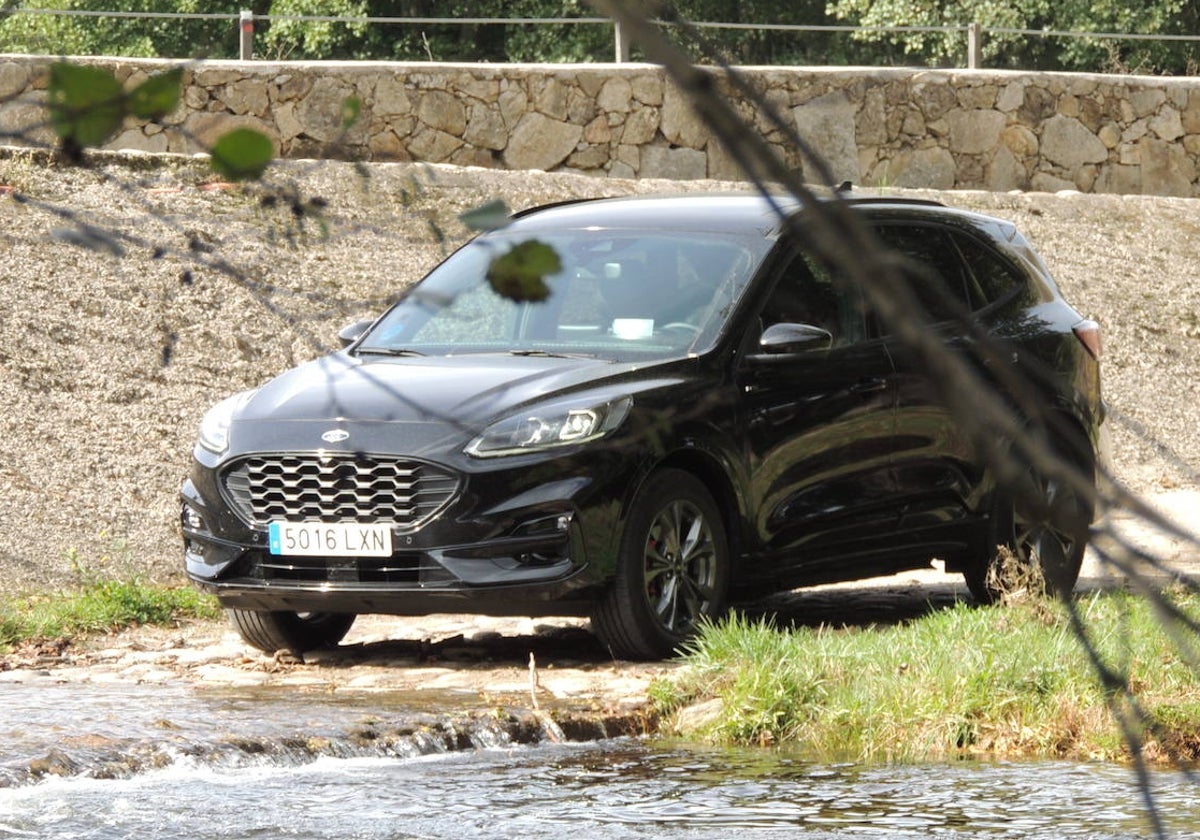 El Kuga PHEV junto al Río Tormes