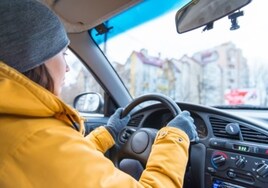 Las prendas al volante que te pueden acarrear una multa, y la temperatura idónea para evitarlas