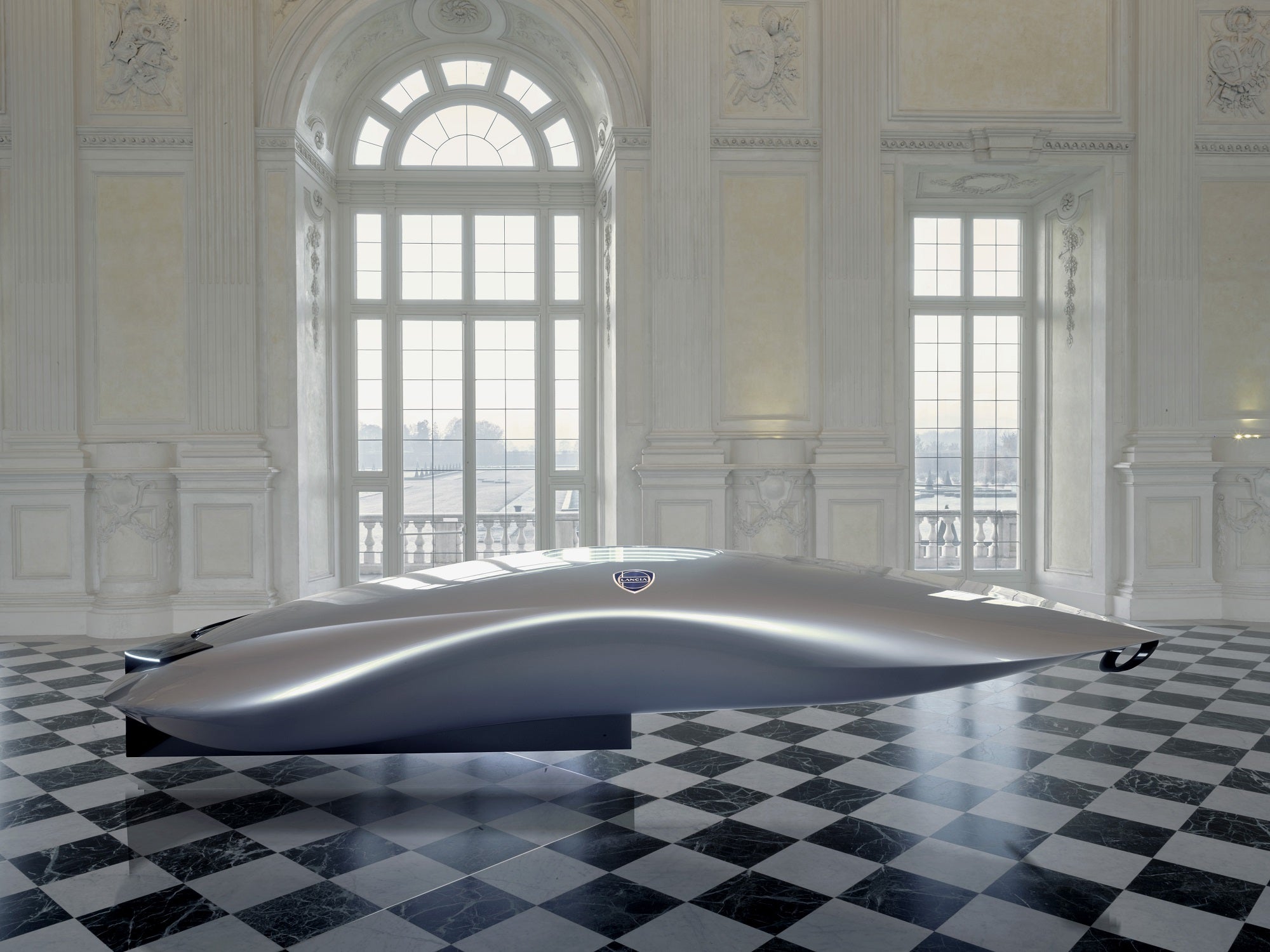 También es nueva la rotulación de Lancia, con una fuente original que se inspira en una de las excelencias italianas más ligadas a la historia de la marca: la moda. Esta nueva letra señala el futuro de la marca y hace que sea deseable, duradera y siempre contemporánea.