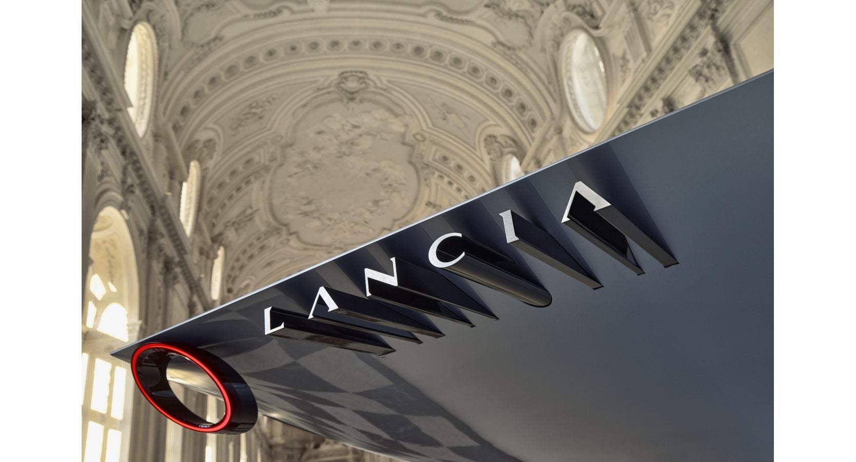 El nuevo logotipo de Lancia es un «clásico progresivo», ya que retoma todos los elementos distintivos del logotipo histórico, la rueda, la bandera, el escudo, la lanza y las letras, reinterpretados para hacerlos modernos y proyectarlos hacia el futuro. Todos estos elementos constitutivos de la marca son los símbolos de la nobleza y la herencia de Lancia que ahora se simplifican, tanto en términos de líneas como de formas, y se posicionan en un nuevo equilibrio, capaz de expresar la innovación, el carácter prémium y la «italianidad» con un toque de eclecticismo, dado por la lanza asimétrica.