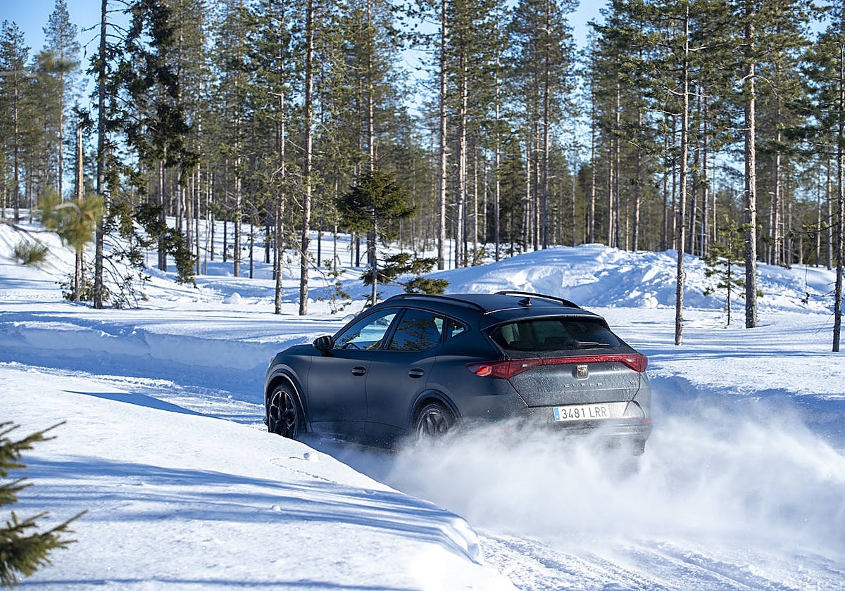 El coche más potente de CUPRA se pone a prueba sobre las pistas heladas en Rovaniemi, Finlandia