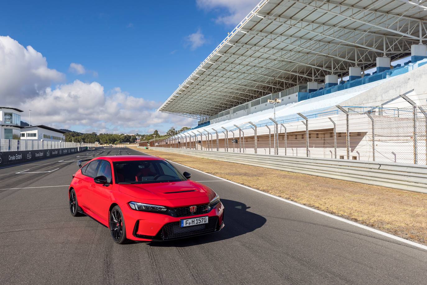 El conductor se sienta en una posición 8 mm más baja que en el Civic Type R anterior y que en la undécima generación del Civic, lo que enfatiza el carácter deportivo de este automóvil. Los asientos delanteros, ligeros y con un diseño nuevo, proporcionan una sujeción segura al conductor a la altura de la cintura para prestar apoyo a su estructura postural y garantizar comodidad y maniobrabilidad, tanto si se conduce al límite en la pista como durante trayectos largos en carretera. Esto permite al conductor encontrar fácilmente una posición de conducción natural y proporciona la sensación de estar conectado directamente con el automóvil.