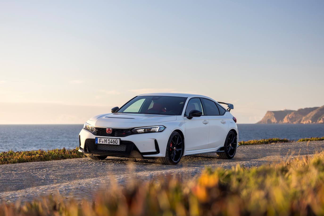 Como todas las generaciones previas, el nuevo Type R incorpora también una placa de serie exclusiva. Ahora se encuentra en el cuadro de mandos, en lugar de en la consola central como en los modelos anteriores, para reforzar la exclusividad de la experiencia propia del Type R.