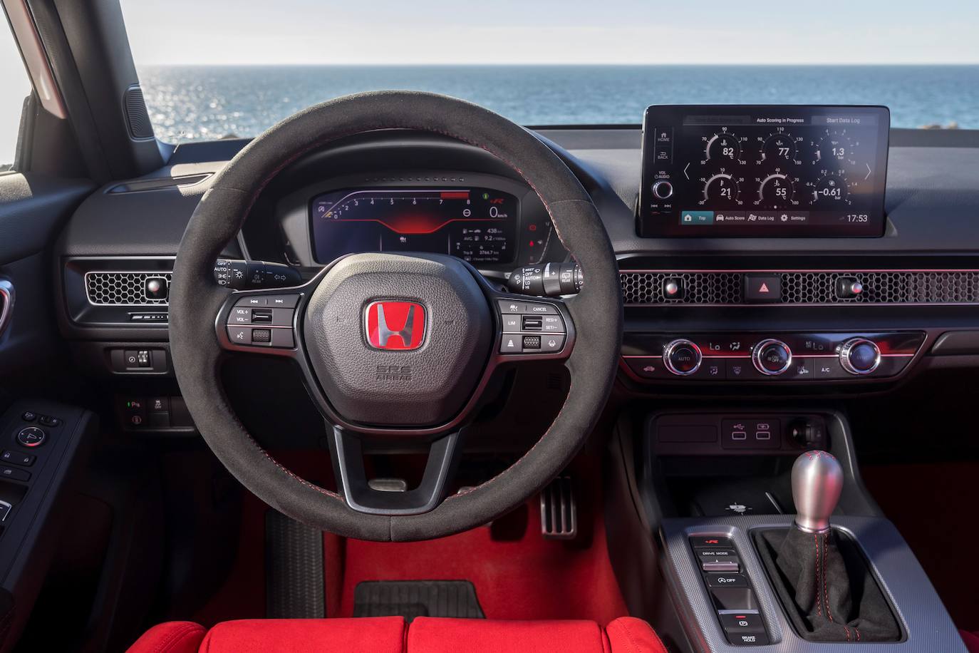 El Civic Type R, desde el lanzamiento de su primera generación en 1997, se ha hecho famoso por sus potentes motores, con una gran capacidad de respuesta y de altas revoluciones. La última generación se suma a esta dedicación a la excelencia en el rendimiento que ha hecho tan popular al Civic Type R entre los puristas de la conducción a lo largo de 25 años.