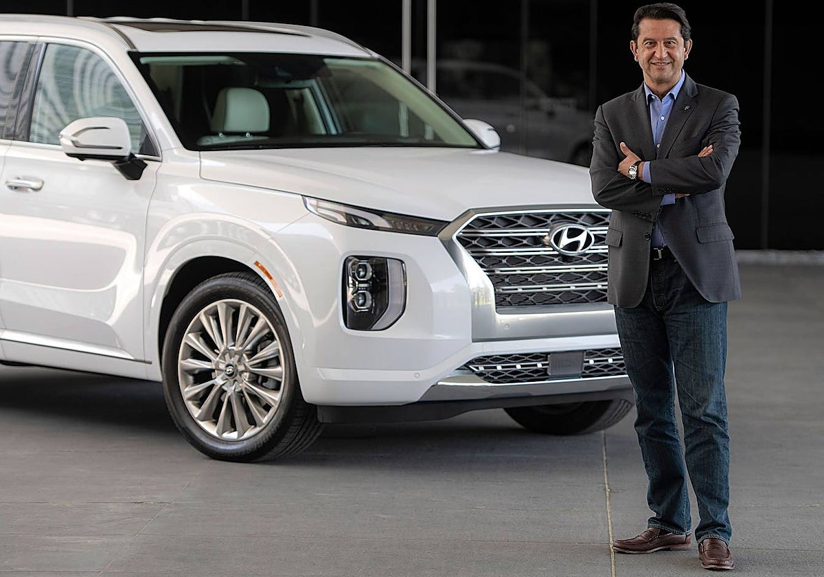 José Muñoz, junto al SUV Palisade solo disponible en el mercado americano