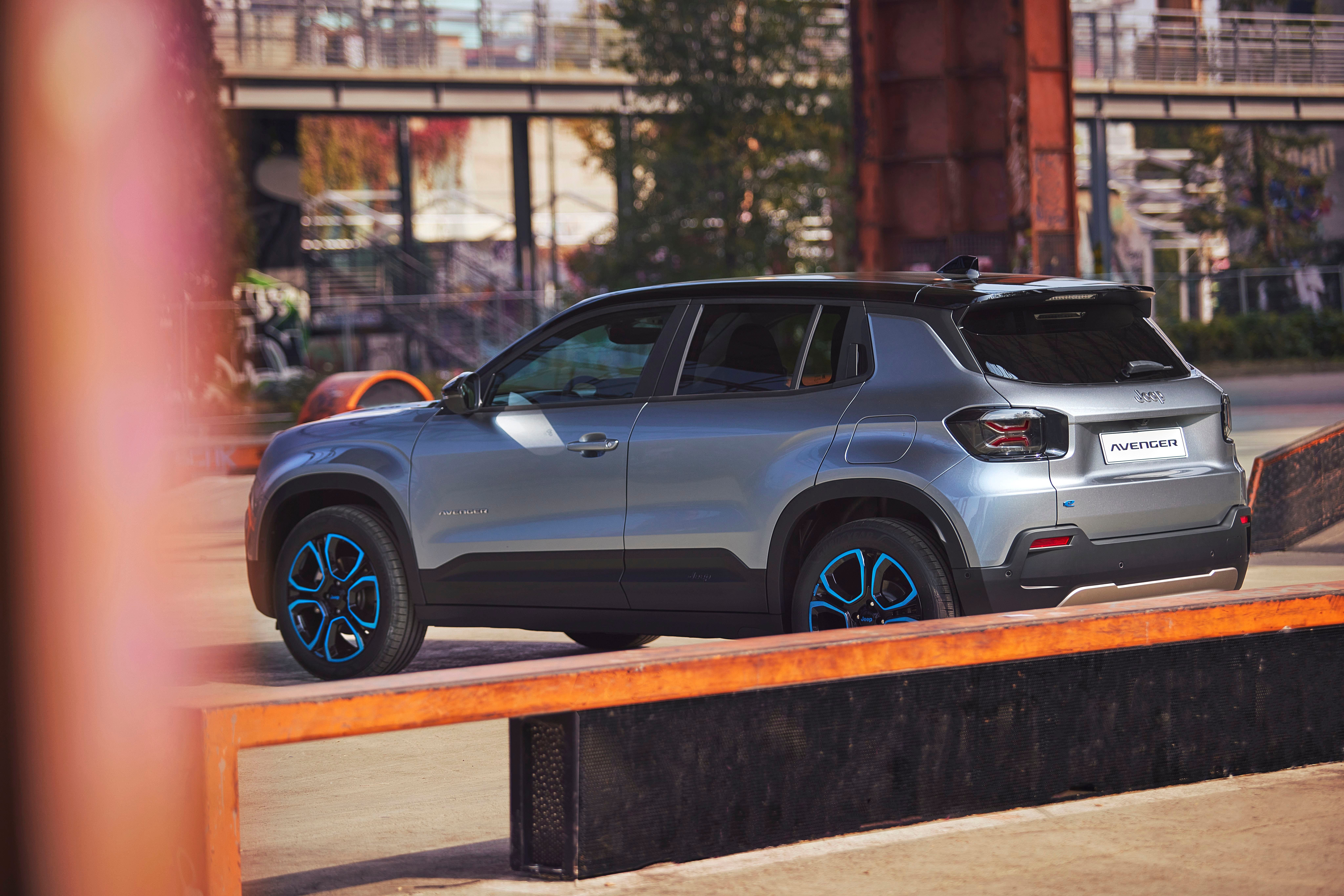 Al Avenger le seguirán otros tres modelos eléctricos de aquí a 2025. El segundo será el Recon, un vehículo más centrado en la aventura que en la ciudad y que hará realidad el nuevo mantra de Jeep: «llegamos donde nadie llega sin contaminar».