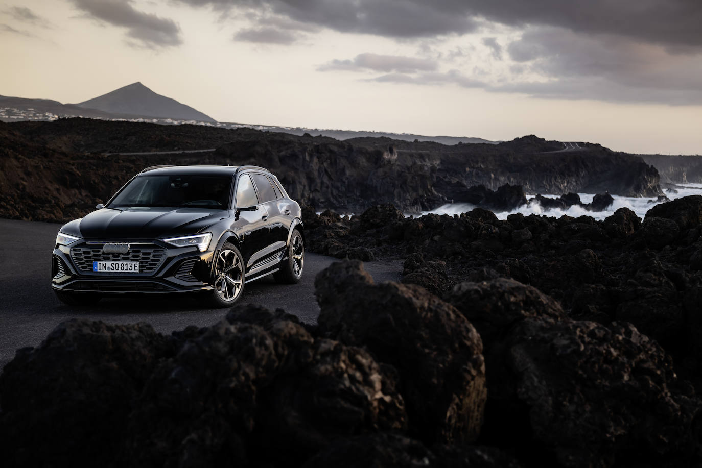 También con dos motores, la potencia en el Audi Q8 55 e-tron alcanza 300 kW, con 664 Nm de par máximo. La autonomía WLTP en este caso es de hasta 575 km para el SUV, y de hasta 595 km para el Sportback. La velocidad máxima en el Q8 50 e-tron y el Q8 55 e-tron está limitada a 200 km/h.