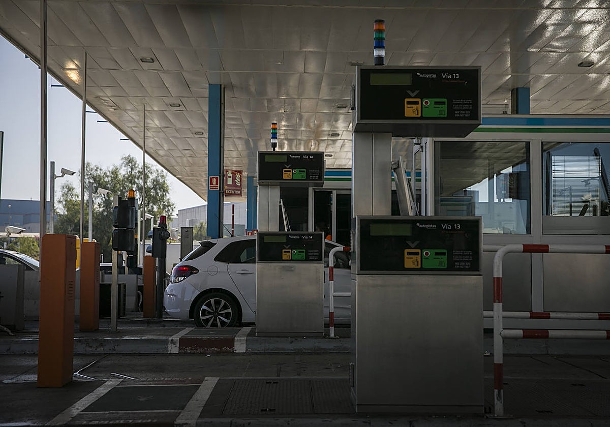 Imagen un puesto de peaje de una autopista