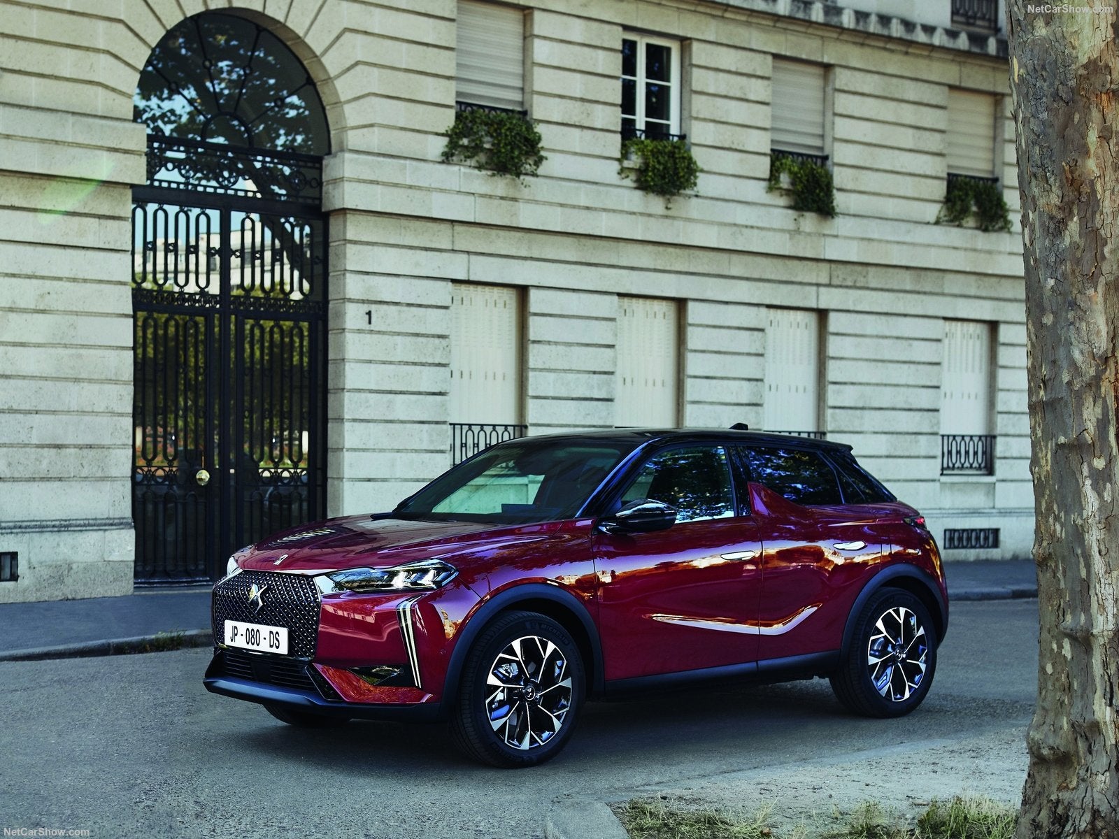 El modelo más pequeño de DS, el DS 3, pierde el apellido Crossback para 2023. Con un cambio estético más tecnológico, destacan, por ejemplo, sus nuevos grupos ópticos que forman sus faros DS LED Vision -opcionales- y, sobre todo, sus luces diurnas en formato de tiras verticales. La versión 100% eléctrica consigue hasta 402 km de autonomía, que pueden ser más de 500 km en circulación urbana.