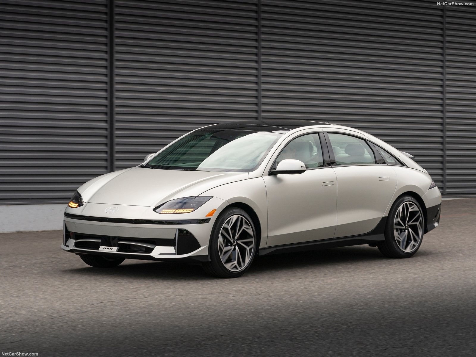 El IONIQ 6 First Edition, limitado a tan solo 2.500 unidades, está equipado con una serie de tecnologías avanzadas y un interior espacioso y centrado en el cliente. Ofrece una autonomía de hasta 614 km con una sola carga, cifra que redefine los límites de la movilidad eléctrica.