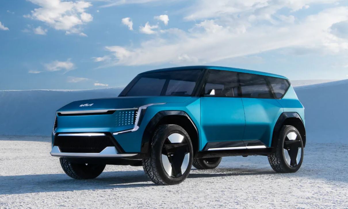 El nuevo SUV eléctrico de hasta 7 plazas de Kia, el EV9, rompe con todos los moldes. Destacan el panel solar integrado en el capó, sus grandes superficies acristaladas y el techo panorámico. En el interior, fabricado con materiales sostenibles, un volante retráctil y una pantalla ultragrande de 27 pulgadas.