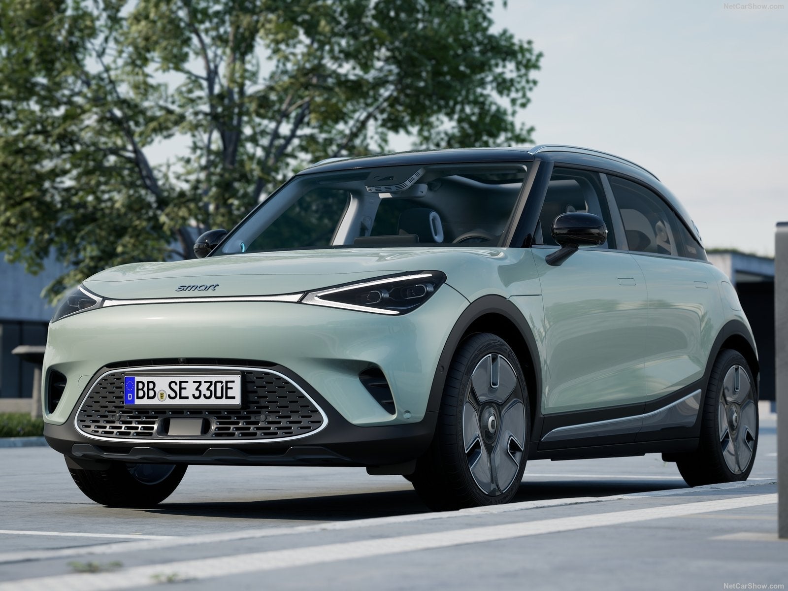 Este SUV de 4,27 metros de largo tiene un diseño moderno, limpio y muy aerodinámico. Entre algunos detalles destacan la tira de LED delantera o el techo flotante a colorear en cuatro tonos. Las versiones Brabus de Smart enfatizan su deportividad con elementos exclusivos más robustos y detalles en rojo.