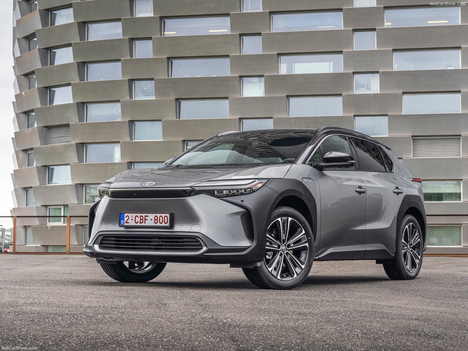 El bZ4x es, posiblemente, el lanzamiento más importante para la marca japonesa en el último lustro. Se trata de un SUV 100% eléctrico, el primero en utilizar la plataforma eTNGA -que comparte con Subaru y Lexus- y el que encabezará su ofensiva cero emisiones. Ofrece hasta 516 kilómetros.